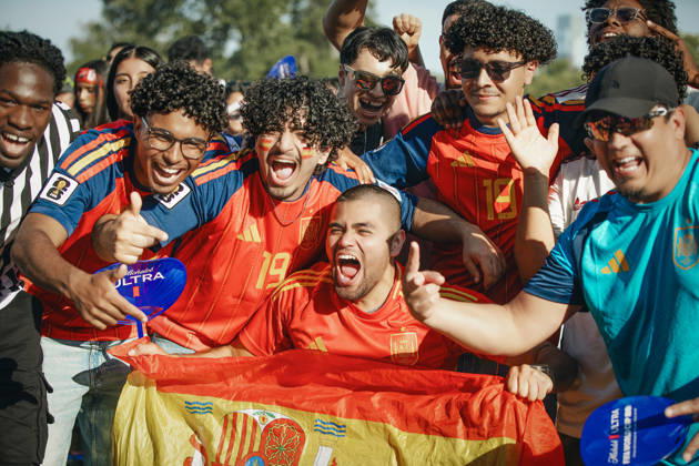 Passionate football fans cheering with a Spanish flag Philadelphia, Pennsylvania, United States R_VDXM260722B2-2085514-01 EDITORIAL USE ONLY ,model released, Symbolfoto ,property released