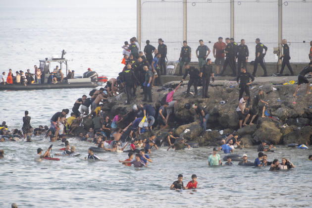 Hundreds of People Swim to Ceuta from Morocco Several people arrive in Spain from Morocco on July 30, 2026, in Ceuta, Spain Hundreds of people of Maghreb origin have crossed into Ceuta from Morocco throughout the day today, by swimming and along the breakwater. Over the past week, more than 2,000 migrants have already done so. JULY 30, 2026 MIGRATION MIGRANTS Ceuta Ceuta, Spain  Copyright: xMarcosxMorenox 7696137