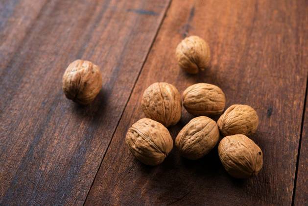 Walnuts shell on wooden table background. Copyright: xszefeix Panthermedia74924218.jpg