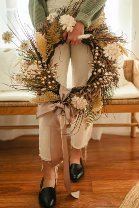 Woman holding a handmade dried flower fall wreath Chicago, Illinois, United States R_AKAO260715A8-2076806-01 ,model released, Symbolfoto ,property released