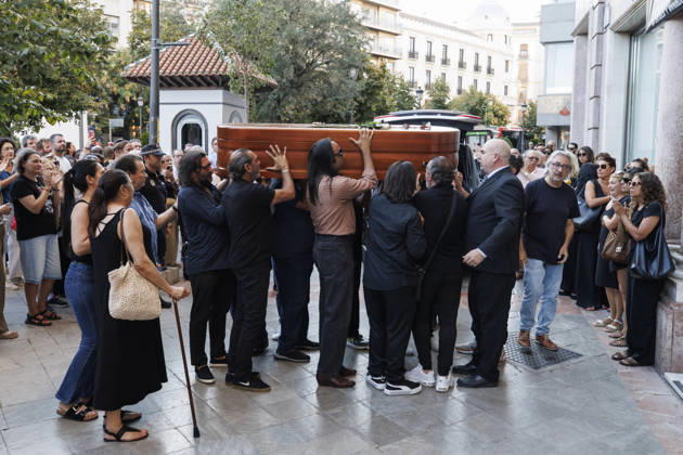 Granada Bids Farewell to Flamenco Guitarist Pepe Habichuela The coffin of guitarist Pepe Habichuela is carried on the shoulders of his family members to the funeral chapel set up at the Isabel la Católica Municipal Theater in Granada, his hometown. August 5, 2026, in Granada, Andalusia, Spain. Guitarist José Antonio Carmona, known as Pepe Habichuela (Granada, 1944), passed away this Tuesday at the age of 82 in Madrid after two years away from the stage due to illness. The musician was awarded the Medal of Merit in Fine Arts in 2018, and last February the government conferred upon him the Grand Cross of the Civil Order of Alfonso X the Wise, and described him as one of the most influential figures in contemporary flamenco guitar. AUGUST 5, Copyright: xÃlexxCamarax 7703061
