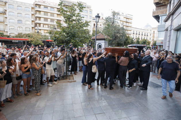 Granada Bids Farewell to Flamenco Guitarist Pepe Habichuela The coffin of guitarist Pepe Habichuela is carried on the shoulders of his family members to the funeral chapel set up at the Isabel la Católica Municipal Theater in Granada, his hometown. August 5, 2026, in Granada, Andalusia, Spain. Guitarist José Antonio Carmona, known as Pepe Habichuela (Granada, 1944), passed away this Tuesday at the age of 82 in Madrid after two years away from the stage due to illness. The musician was awarded the Medal of Merit in Fine Arts in 2018, and last February the government conferred upon him the Grand Cross of the Civil Order of Alfonso X the Wise, and described him as one of the most influential figures in contemporary flamenco guitar. AUGUST 5, Copyright: xÃlexxCamarax 7703062