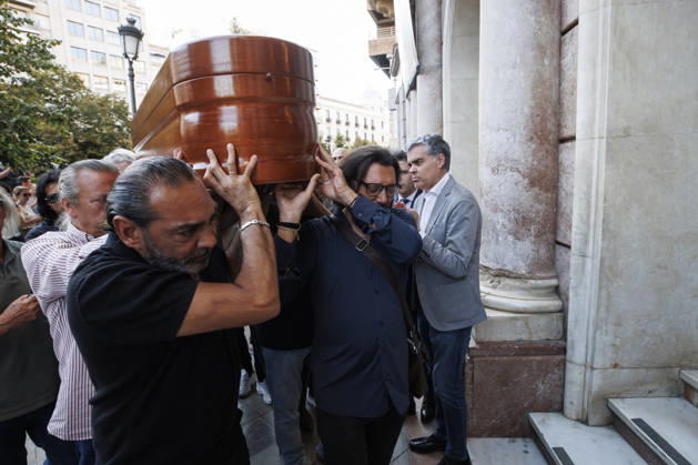 Granada Bids Farewell to Flamenco Guitarist Pepe Habichuela The coffin of guitarist Pepe Habichuela is carried on the shoulders of his family members to the funeral chapel set up at the Isabel la Católica Municipal Theater in Granada, his hometown. August 5, 2026, in Granada, Andalusia, Spain. Guitarist José Antonio Carmona, known as Pepe Habichuela (Granada, 1944), passed away this Tuesday at the age of 82 in Madrid after two years away from the stage due to illness. The musician was awarded the Medal of Merit in Fine Arts in 2018, and last February the government conferred upon him the Grand Cross of the Civil Order of Alfonso X the Wise, and described him as one of the most influential figures in contemporary flamenco guitar. AUGUST 5, Copyright: xÃlexxCamarax 7703065