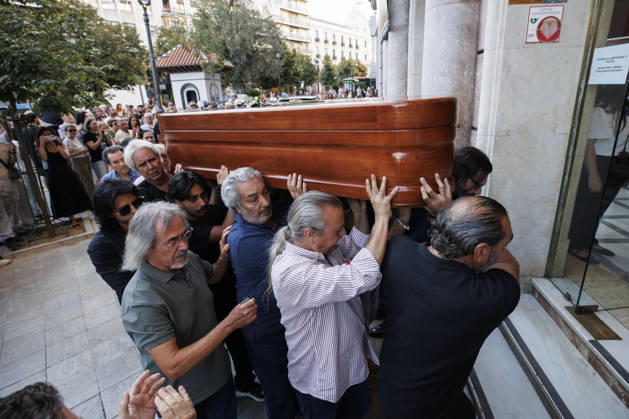 Granada Bids Farewell to Flamenco Guitarist Pepe Habichuela The coffin of guitarist Pepe Habichuela is carried on the shoulders of his family members to the funeral chapel set up at the Isabel la Católica Municipal Theater in Granada, his hometown. August 5, 2026, in Granada, Andalusia, Spain. Guitarist José Antonio Carmona, known as Pepe Habichuela (Granada, 1944), passed away this Tuesday at the age of 82 in Madrid after two years away from the stage due to illness. The musician was awarded the Medal of Merit in Fine Arts in 2018, and last February the government conferred upon him the Grand Cross of the Civil Order of Alfonso X the Wise, and described him as one of the most influential figures in contemporary flamenco guitar. AUGUST 5, Copyright: xÃlexxCamarax 7703066