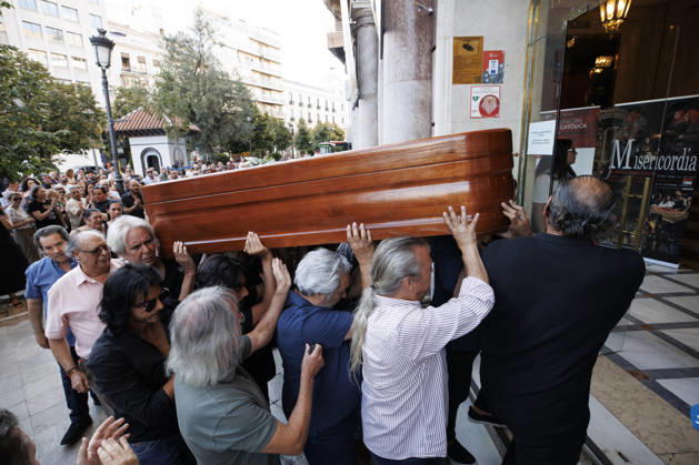 Granada Bids Farewell to Flamenco Guitarist Pepe Habichuela The coffin of guitarist Pepe Habichuela is carried on the shoulders of his family members to the funeral chapel set up at the Isabel la Católica Municipal Theater in Granada, his hometown. August 5, 2026, in Granada, Andalusia, Spain. Guitarist José Antonio Carmona, known as Pepe Habichuela (Granada, 1944), passed away this Tuesday at the age of 82 in Madrid after two years away from the stage due to illness. The musician was awarded the Medal of Merit in Fine Arts in 2018, and last February the government conferred upon him the Grand Cross of the Civil Order of Alfonso X the Wise, and described him as one of the most influential figures in contemporary flamenco guitar. AUGUST 5, Copyright: xÃlexxCamarax 7703067