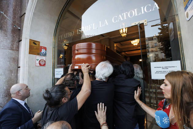 Granada Bids Farewell to Flamenco Guitarist Pepe Habichuela The coffin of guitarist Pepe Habichuela is carried on the shoulders of his family members to the funeral chapel set up at the Isabel la Católica Municipal Theater in Granada, his hometown. August 5, 2026, in Granada, Andalusia, Spain. Guitarist José Antonio Carmona, known as Pepe Habichuela (Granada, 1944), passed away this Tuesday at the age of 82 in Madrid after two years away from the stage due to illness. The musician was awarded the Medal of Merit in Fine Arts in 2018, and last February the government conferred upon him the Grand Cross of the Civil Order of Alfonso X the Wise, and described him as one of the most influential figures in contemporary flamenco guitar. AUGUST 5, Copyright: xÃlexxCamarax 7703068