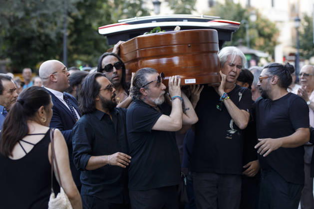 Granada Bids Farewell to Flamenco Guitarist Pepe Habichuela The coffin of guitarist Pepe Habichuela is carried on the shoulders of his family members to the funeral chapel set up at the Isabel la Católica Municipal Theater in Granada, his hometown. August 5, 2026, in Granada, Andalusia, Spain. Guitarist José Antonio Carmona, known as Pepe Habichuela (Granada, 1944), passed away this Tuesday at the age of 82 in Madrid after two years away from the stage due to illness. The musician was awarded the Medal of Merit in Fine Arts in 2018, and last February the government conferred upon him the Grand Cross of the Civil Order of Alfonso X the Wise, and described him as one of the most influential figures in contemporary flamenco guitar. AUGUST 5, Copyright: xÃlexxCamarax 7703069