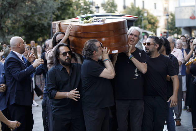 Granada Bids Farewell to Flamenco Guitarist Pepe Habichuela The coffin of guitarist Pepe Habichuela is carried on the shoulders of his family members to the funeral chapel set up at the Isabel la Católica Municipal Theater in Granada, his hometown. August 5, 2026, in Granada, Andalusia, Spain. Guitarist José Antonio Carmona, known as Pepe Habichuela (Granada, 1944), passed away this Tuesday at the age of 82 in Madrid after two years away from the stage due to illness. The musician was awarded the Medal of Merit in Fine Arts in 2018, and last February the government conferred upon him the Grand Cross of the Civil Order of Alfonso X the Wise, and described him as one of the most influential figures in contemporary flamenco guitar. AUGUST 5, Copyright: xÃlexxCamarax 7703070