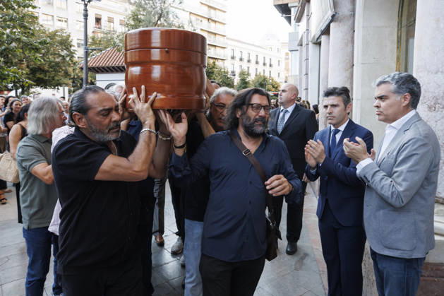 Granada Bids Farewell to Flamenco Guitarist Pepe Habichuela The coffin of guitarist Pepe Habichuela is carried on the shoulders of his family members to the funeral chapel set up at the Isabel la Católica Municipal Theater in Granada, his hometown. August 5, 2026, in Granada, Andalusia, Spain. Guitarist José Antonio Carmona, known as Pepe Habichuela (Granada, 1944), passed away this Tuesday at the age of 82 in Madrid after two years away from the stage due to illness. The musician was awarded the Medal of Merit in Fine Arts in 2018, and last February the government conferred upon him the Grand Cross of the Civil Order of Alfonso X the Wise, and described him as one of the most influential figures in contemporary flamenco guitar. AUGUST 5, Copyright: xÃlexxCamarax 7703064