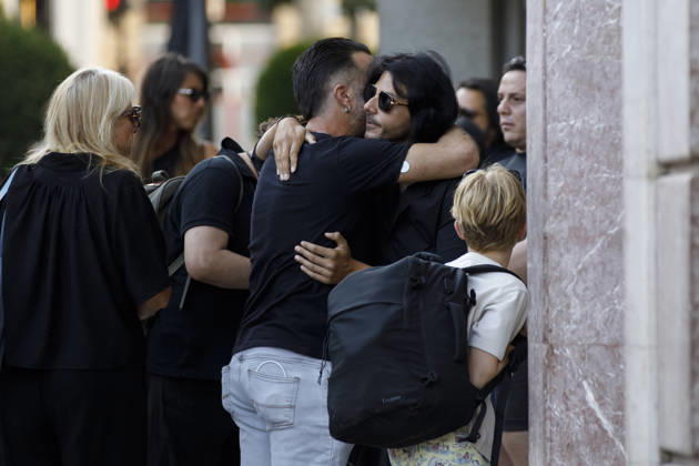 Granada bids farewell to flamenco guitarist Pepe Habichuela Pepe Habichuela’s grandson and fellow guitarist, Juan Habichuela 1i, upon his arrival at the funeral chapel set up at the Isabel la Católica Municipal Theater in Granada, his hometown. August 5, 2026, in Granada, Andalusia, Spain. Guitarist José Antonio Carmona, known as Pepe Habichuela (Granada, 1944), passed away this Tuesday at the age of 82 in Madrid after two years away from the stage due to illness. The musician was awarded the Medal of Merit in Fine Arts in 2018, and last February the government conferred upon him the Grand Cross of the Civil Order of Alfonso X the Wise, and described him as one of the most influential figures in contemporary flamenco guitar. AUGUST 5, 2026 Copyright: xÃlexxCamarax 7703095