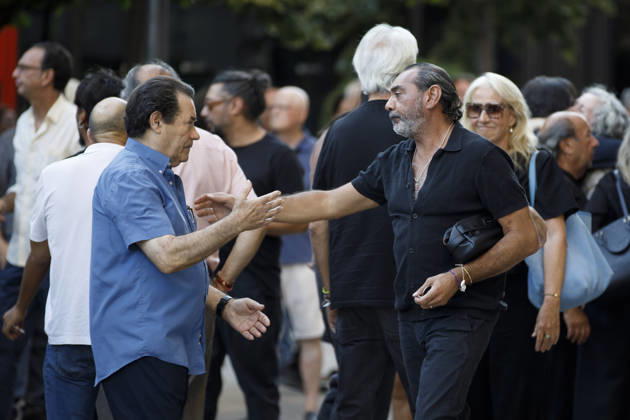 Granada Bids Farewell to Flamenco Guitarist Pepe Habichuela Family and friends of the guitarist, Pepe Habichuela, upon their arrival at the funeral chapel set up at the Isabel la Católica Municipal Theater in Granada, his hometown. August 5, 2026, in Granada, Andalusia, Spain. Guitarist José Antonio Carmona, known as Pepe Habichuela (Granada, 1944), passed away this Tuesday at the age of 82 in Madrid after two years away from the stage due to illness. The musician was awarded the Medal of Merit in Fine Arts in 2018, and last February the government conferred upon him the Grand Cross of the Civil Order of Alfonso X the Wise, and described him as one of the most influential figures in contemporary flamenco guitar. AUGUST 5, 2026 Álex Cá Gran Copyright: xÃlexxCamarax 7703101