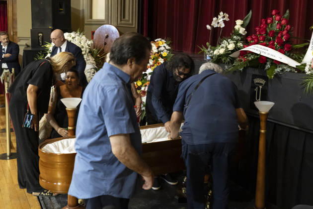 Granada bids farewell to flamenco guitarist Pepe Habichuela. A memorial chapel for the guitarist, Pepe Habichuela, has been set up at the Isabel la Católica Municipal Theater in Granada, his hometown. August 5, 2026, in Granada, Andalusia, Spain. Guitarist José Antonio Carmona, known as Pepe Habichuela (born in Granada in 1944), passed away this Tuesday at the age of 82 in Madrid after two years away from the stage due to illness. The musician was awarded the Medal of Merit in Fine Arts in 2018, and last February the government conferred upon him the Grand Cross of the Civil Order of Alfonso X the Wise, and described him as one of the most influential figures in contemporary flamenco guitar. AUGUST 5, 2026 Álex Cá Granada, Andalusia, Spain Copyright: xÃlexxCamarax 7703102