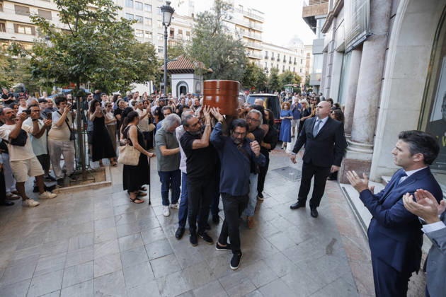 Granada Bids Farewell to Flamenco Guitarist Pepe Habichuela The coffin of guitarist Pepe Habichuela is carried on the shoulders of his family members to the funeral chapel set up at the Isabel la Católica Municipal Theater in Granada, his hometown. August 5, 2026, in Granada, Andalusia, Spain. Guitarist José Antonio Carmona, known as Pepe Habichuela (Granada, 1944), passed away this Tuesday at the age of 82 in Madrid after two years away from the stage due to illness. The musician was awarded the Medal of Merit in Fine Arts in 2018, and last February the government conferred upon him the Grand Cross of the Civil Order of Alfonso X the Wise, and described him as one of the most influential figures in contemporary flamenco guitar. AUGUST 5, Copyright: xÃlexxCamarax 7703063
