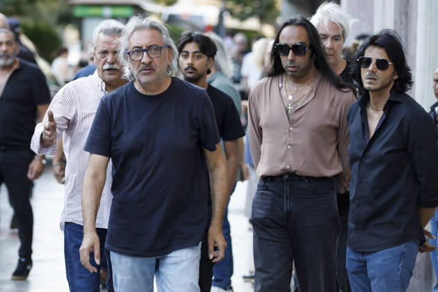 Granada bids farewell to flamenco guitarist Pepe Habichuela Pepe Habichuela’s nephew and fellow artist, Juan José Carmona 2i, upon his arrival at the funeral chapel set up at the Isabel la Católica Municipal Theater in Granada, his hometown. August 5, 2026, in Granada, Andalusia, Spain. Guitarist José Antonio Carmona, known as Pepe Habichuela (Granada, 1944), passed away this Tuesday at the age of 82 in Madrid after two years away from the stage due to illness. The musician was awarded the Medal of Merit in Fine Arts in 2018, and last February the government conferred upon him the Grand Cross of the Civil Order of Alfonso X the Wise, and described him as one of the most influential figures in contemporary flamenco guitar. AUGUST 5, 2026 Ál Copyright: xÃlexxCamarax 7703078