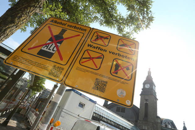 A sign in the parking lot in front of Hamburg Central Station indicates that alcohol consumption is prohibited. The ban has since been extended to many streets around the central station in St. Georg. St. Georg, Hamburg