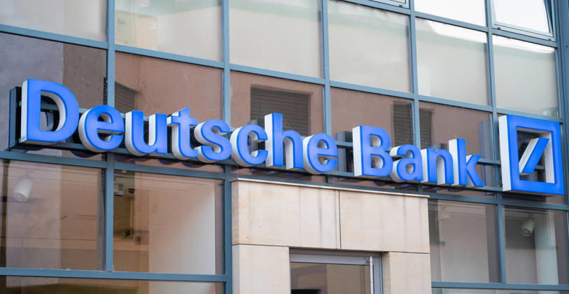 Deutsches Bank-Logozeichen an der Fassade in Trier, Deutschland, Investment- und Finanzbranche in der Stadt, Finanzgruppe der deutschen Sparkassen, 8. Juli 2026 Deutsche bank logo sign on facade in Trier, Germany, investment and finance branch in city, financial group of german savings banks, july 8th 2026 (License=RM) Copyright: xZoonar.com BeritxKesslerx 25351104