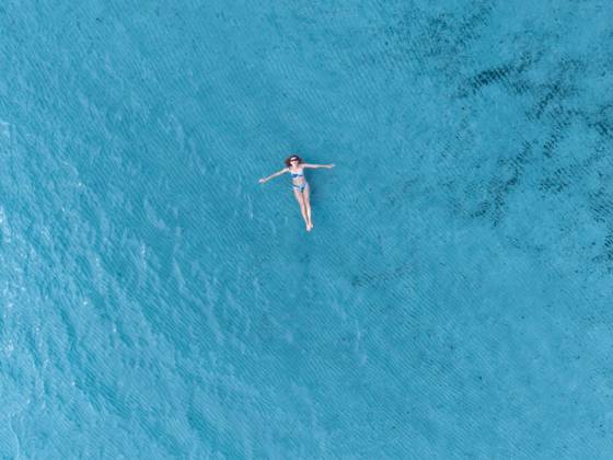 Woman floats in turquoise sea during summer vacation model released, Symbolfoto, MUKF00253