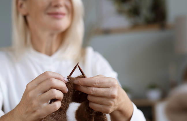 Eine glückliche, strahlende ältere Frau, die Stricknadeln in der Hand hält und lächelt, während sie einen Schal strickt Eine glückliche, strahlende ältere Frau, die Stricknadeln in der Hand hält und lächelt, während sie einen Schal strickt (License=RF) ,model released, Symbolfoto Copyright: xZoonar.com RaisaxKanarevax 25355966 ,model released, Symbolfoto ,property released