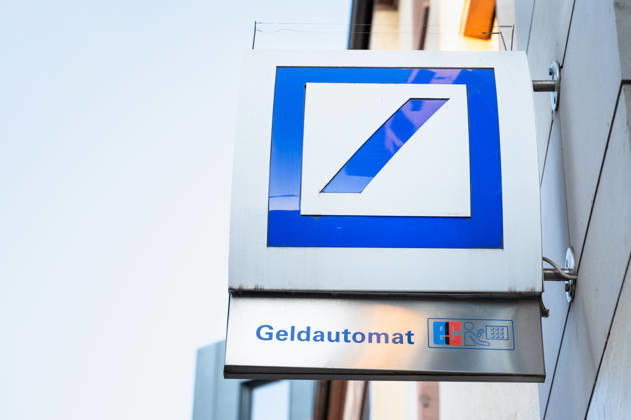 Logo der Deutschen Bank, Geldautomat, Fassade in Trier, Deutschland, Investment- und Finanzfiliale in der Stadt, Finanzgruppe der deutschen Sparkassen, 8. Juli 2026 Deutsche bank logo sign, cash machine, facade in Trier, Germany, investment and finance branch in city, financial group of german savings banks, july 8th 2026 (License=RM) Copyright: xZoonar.com BeritxKesslerx 25369462