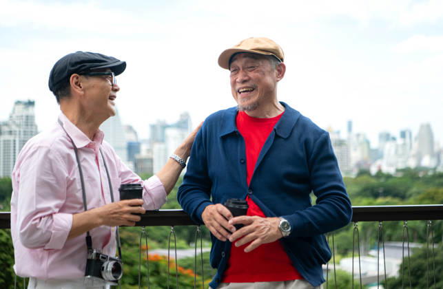 Ein älteres schwules Paar genießt Kaffee und ein Gespräch an einem Aussichtspunkt in der Stadt Senior gay couple enjoying coffee and conversation at a city viewpoint, embracing an active retirement lifestyle while exploring an urban destination (License=RF) ,model released, Symbolfoto Copyright: xZoonar.com WosunanxPhotostoryx 25372052 ,model released, Symbolfoto ,property released