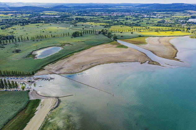 The mouth of the Radolfzell Aach at the Port of Moos on Lake Constance, with very little water. The water level is at a record low due to the hot summer. In many ports on the Untersee, there is hardly any water left. Moos is located on the shore of Lake Constance on the Höri Peninsula. August 6, 2026, Moos, Baden-Württemberg, Germany