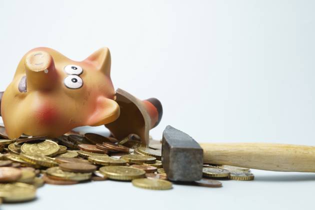Kaputtes Sparschwein, das auf einem Stapel Euro Münzen liegt, daneben ein Hammer, der Finanzkrise und Schulden symbolisiert Broken piggy bank lying on a pile of euro coins, with a hammer next to it, symbolizing financial crisis and debt Copyright: imageBROKER joseantona ibxjhh18562045.jpg