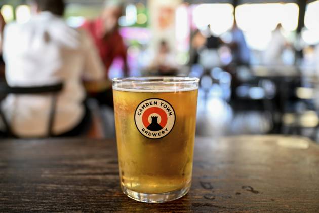 Glas Bier der Camden Town Brewery in einem Pub, Pint, London, England, Großbritannien, Großbritannien Glass of Camden Town Brewery beer in a pub, pint, London, England, Great Britain, Great Britain Copyright: imageBROKER FabianxvonxPoser iblfvp18719705.jpg