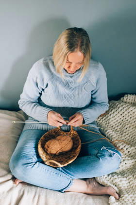 Stricken als Handarbeitshobby für Frauen. Eine Frau mittleren Alters bei der Handarbeit: Sie strickt. Women s needlework hobby knitting. Middle-aged woman doing handwork weaves knitting (License=RF) ,model released, Symbolfoto Copyright: xZoonar.com NataliaxXimichx 25416092 ,model released, Symbolfoto ,property released