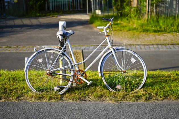 A white-painted bicycle on the side of the road in memory of a cyclist who died in an accident in Rothenburgsort, Hamburg, Germany. Archive, June 2025. Hamburg, Rothenburgsort, Hamburg, Germany. ** FOR EDITORIAL PURPOSES ONLY ** EDITORIAL USE ONLY **