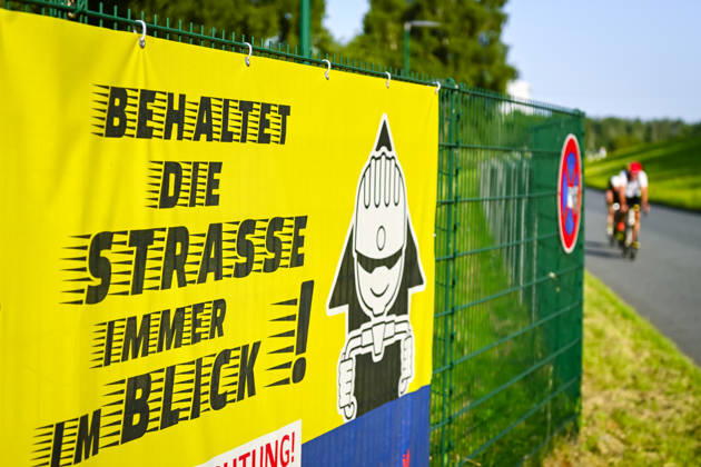 Sign by the roadside for road cyclists to help prevent rear-end collisions in traffic in Rothenburgsort, Hamburg, Germany. Archive, June 2025. Hamburg, Rothenburgsort, Hamburg, Germany. ** FOR EDITORIAL PURPOSES ONLY ** EDITORIAL USE ONLY **