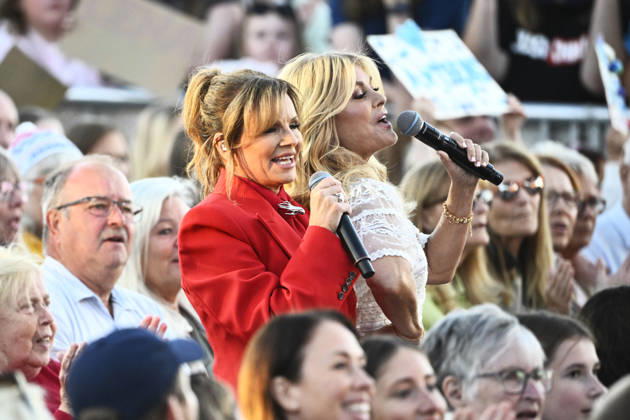STOCKHOLM, SWEDEN 20260811 Lena Philipsson and host Pernilla Wahlgren during the season s final episode of *Allsang pa Skansen* on Tuesday evening STOCKHOLM SWEDEN x10080x  Copyright: xFredrikxSandberg TTx ALLSANG PA SKANSEN 2026 PcyT0ZXtoe8