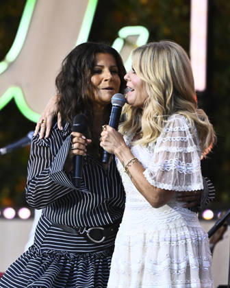STOCKHOLM, SWEDEN 20260811 Carola Häggkvist and host Pernilla Wahlgren during the season s final episode of *Allsang pa Skansen* on Tuesday evening STOCKHOLM SWEDEN x10080x  Copyright: xFredrikxSandberg TTx ALLSANG PA SKANSEN 2026 FSnDpk2u_kg