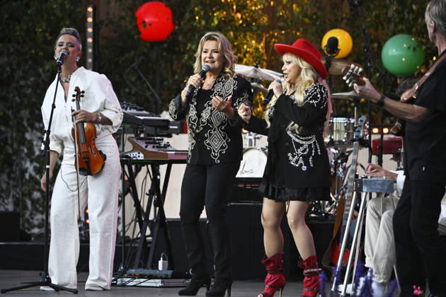 STOCKHOLM, SWEDEN 20260811 Nanne and Bettan Elisabeth Andreassen (left) and Nanne Grönvall (right) perform during the season’s final Allsang pa Skansen on Tuesday evening STOCKHOLM, SWEDEN x10080x  Copyright: xFredrikxSandberg TTx ALLSANG PA SKANSEN 2026 aZjkb5qp898