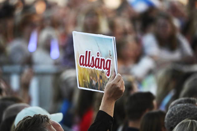 STOCKHOLM, SWEDEN 20260811 A fan in the audience holding a sign during the season s final Allsang pa Skansen on Tuesday evening STOCKHOLM SWEDEN x10080x  Copyright: xFredrikxSandberg TTx ALLSANG PA SKANSEN 2026 3Kt0GsvTWLU