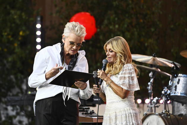 STOCKHOLM, SWEDEN 20260811 Eva Dahlgren signs her old LP, which host Pernilla Wahlgren bought when she was young, during the season s final Allsang pa Skansen on Tuesday evening. STOCKHOLM, SWEDEN x10080x  Copyright: xFredrikxSandberg TTx ALLSANG PA SKANSEN 2026 gJiVHf_Mw4A