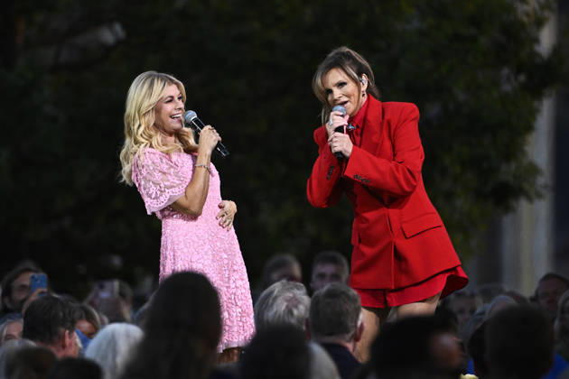 STOCKHOLM, SWEDEN 20260811 Hosts Pernilla Wahlgren and Lena Philipsson during the season s final episode of *Allsang pa Skansen* on Tuesday evening STOCKHOLM SWEDEN x10080x  Copyright: xFredrikxSandberg TTx ALLSANG PA SKANSEN 2026 U6-Qqskt9IM