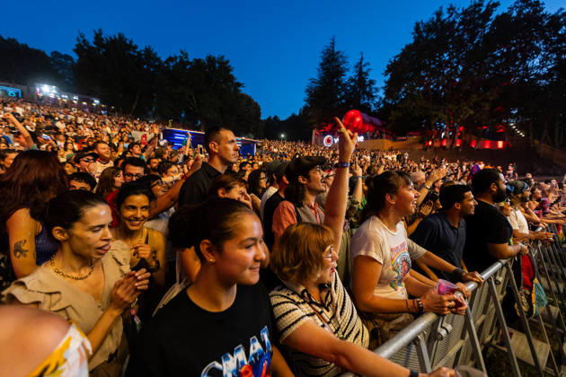 CMAT live at Vodafone Stage during Vodafone Paredes de Coura in Paredes de Coura, Portugal - 12 AUG 2026. Fans seen during the concerto of the Irish singe r songwriter, Ciara Mary?Alice Thompson aka CMAT seen performing on the Vodafone Stage during Vodafone Paredes de Coura. Paredes de Coura Portugal Copyright: xDiogoxBaptistax xSOPAxImagesx DB_CMAT20260812PDC_002