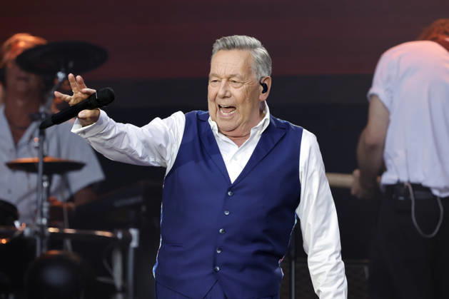 Schlager singer Roland Kaiser at his sold-out concert in front of 10,000 spectators as part of the KUNST RASEN Bonn Open Air in Bonn, August 15, 2026, North Rhine-Westphalia, Germany Copyright: xChristophxHardtx