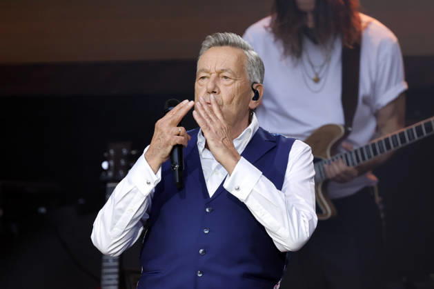 Schlager singer Roland Kaiser at his sold-out concert in front of 10,000 spectators as part of the KUNST RASEN Bonn Open Air in Bonn, August 15, 2026, North Rhine-Westphalia, Germany Copyright: xChristophxHardtx