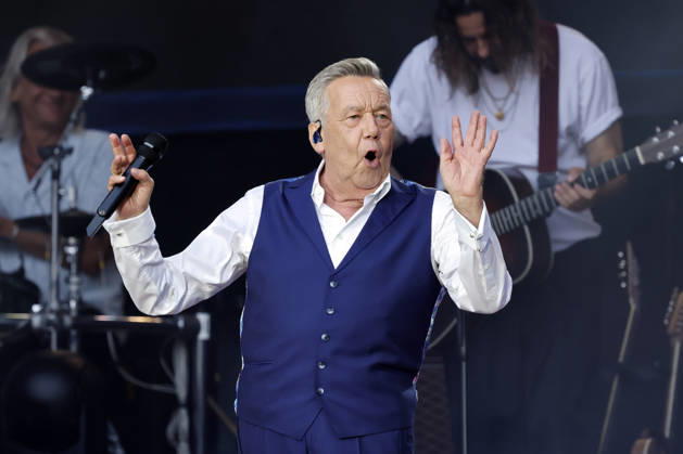 Schlager singer Roland Kaiser at his sold-out concert in front of 10,000 spectators as part of the KUNST RASEN Bonn Open Air in Bonn, August 15, 2026, North Rhine-Westphalia, Germany Copyright: xChristophxHardtx
