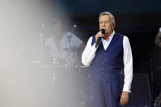 Schlager singer Roland Kaiser at his sold-out concert in front of 10,000 spectators as part of the KUNST RASEN Bonn Open Air in Bonn, August 15, 2026, North Rhine-Westphalia, Germany Copyright: xChristophxHardtx