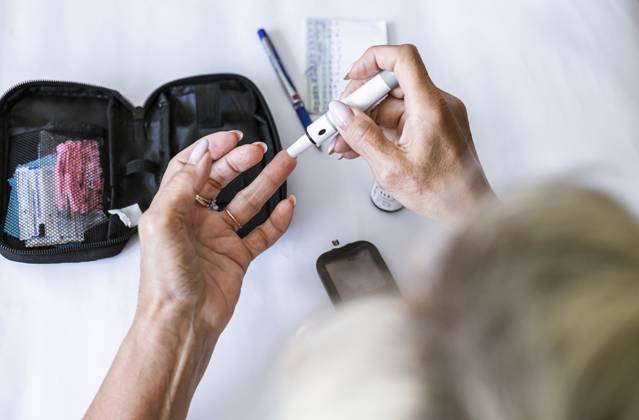 Frau bereitet zu Hause ein Lanzettengerät für Blutzuckertests vor. Diabetes Selbstversorgung, medizinische Verfahren, Endokrinologie, Gesundheitsroutine, Prävention und Behandlungskonzept für chronische Krankheiten Woman preparing a lancet device for blood glucose testing at home. Diabetes self-care, medical procedure, endocrinology, healthcare routine, prevention and chronic disease management concept Copyright: imageBROKER AlinaxKandybka ibxayk18765258.jpg ,model released, Symbolfoto ,property released
