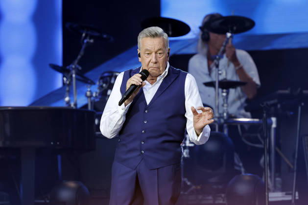 Schlager singer Roland Kaiser at his sold-out concert in front of 10,000 spectators as part of the KUNST RASEN Bonn Open Air in Bonn, August 15, 2026, North Rhine-Westphalia, Germany Copyright: xChristophxHardtx