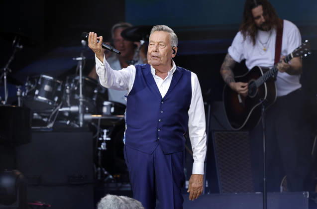 Schlager singer Roland Kaiser at his sold-out concert in front of 10,000 spectators as part of the KUNST RASEN Bonn Open Air in Bonn, August 15, 2026, North Rhine-Westphalia, Germany Copyright: xChristophxHardtx