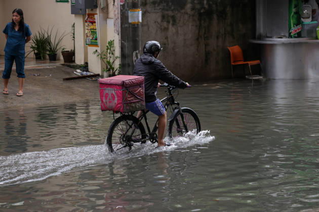 Heavy Rainfall To Continue In Manila A delivery rider wades along a flooded road in Makati City, Manila, Philippines, on August 17, 2026. According to the Philippine Atmospheric, Geophysical, Astronomical and Services Administration s (PAGASA) latest weather forecast, the southwest monsoon will continue to bring heavy rainfall in Luzon, which includes Metro Manila, Ilocos Norte, Batanes, Cagayan, Cordillera Administrative Region, Tarlac, Pampanga, Cavite and Batangas. Makati Philippines  Copyright: xMarkxCristinox originalFilename: cristino-notitle260817_npeMk.jpg