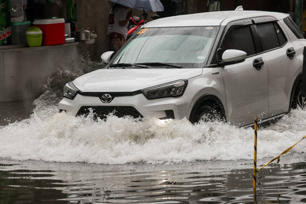 Southwest monsoon continues to bring rain in Manila, Philippines Filipinos navigate through a flooded road in Makati City, Manila, Philippines on August 17, 2026. According to the Philippine Atmospheric, Geophysical, Astronomical and Services Administration™s (PAGASA) latest weather forecast, the southwest monsoon will continue to bring heavy rainfall in Luzon. Manila PHILIPPINES  Copyright: xMatrixxImages MarkxCristinox