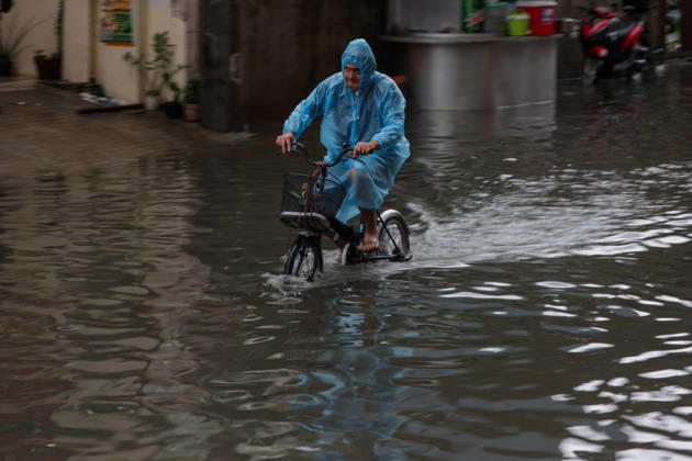 Southwest monsoon continues to bring rain in Manila, Philippines Filipinos navigate through a flooded road in Makati City, Manila, Philippines on August 17, 2026. According to the Philippine Atmospheric, Geophysical, Astronomical and Services Administration™s (PAGASA) latest weather forecast, the southwest monsoon will continue to bring heavy rainfall in Luzon. Manila PHILIPPINES  Copyright: xMatrixxImages MarkxCristinox