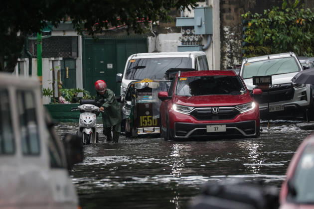 Heavy Rainfall To Continue In Manila Vehicles wade along a flooded road in Makati City, Manila, Philippines, on August 17, 2026. According to the Philippine Atmospheric, Geophysical, Astronomical and Services Administration s (PAGASA) latest weather forecast, the southwest monsoon will continue to bring heavy rainfall in Luzon, which includes Metro Manila, Ilocos Norte, Batanes, Cagayan, Cordillera Administrative Region, Tarlac, Pampanga, Cavite and Batangas. Makati Philippines  Copyright: xMarkxCristinox originalFilename: cristino-notitle260817_npGM1.jpg