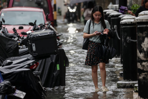 Heavy Rainfall To Continue In Manila A woman wades along a flooded road in Makati City, Manila, Philippines, on August 17, 2026. According to the Philippine Atmospheric, Geophysical, Astronomical and Services Administration s (PAGASA) latest weather forecast, the southwest monsoon will continue to bring heavy rainfall in Luzon, which includes Metro Manila, Ilocos Norte, Batanes, Cagayan, Cordillera Administrative Region, Tarlac, Pampanga, Cavite and Batangas. Makati Philippines  Copyright: xMarkxCristinox originalFilename: cristino-notitle260817_npOUL.jpg