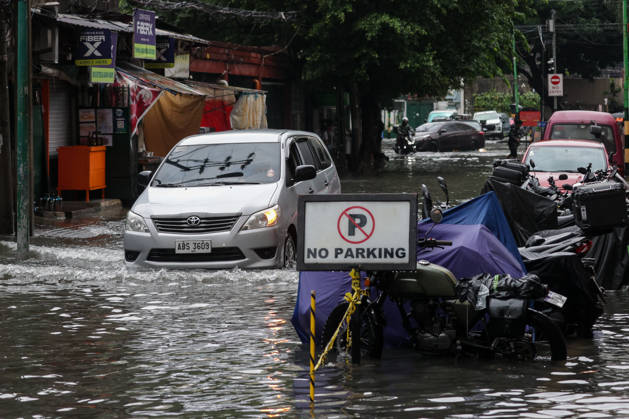 Heavy Rainfall To Continue In Manila A car wades along a flooded road in Makati City, Manila, Philippines, on August 17, 2026. According to the Philippine Atmospheric, Geophysical, Astronomical and Services Administration s (PAGASA) latest weather forecast, the southwest monsoon will continue to bring heavy rainfall in Luzon, which includes Metro Manila, Ilocos Norte, Batanes, Cagayan, Cordillera Administrative Region, Tarlac, Pampanga, Cavite and Batangas. Makati Philippines  Copyright: xMarkxCristinox originalFilename: cristino-notitle260817_npqRQ.jpg